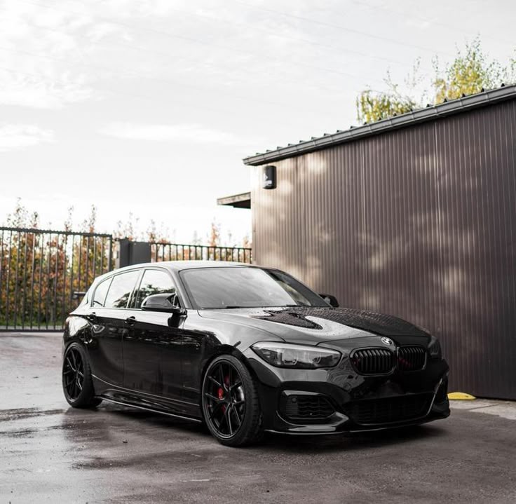 CALANDRES AVANT À SIMPLE LAMELLE POUR BMW SÉRIE 1 LCI (F20/F21) EN NOIR BRILLANT