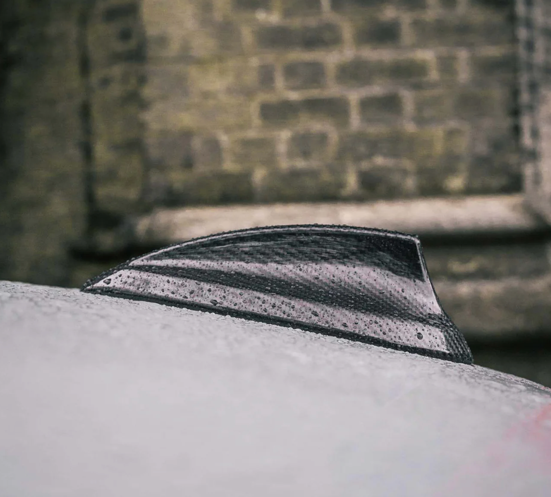 CACHE ANTENNE AILERON DE REQUIN EN FIBRE DE CARBONE PRÉ-IMPRÉGNÉE POUR BMW SÉRIE 1 F20 & F21