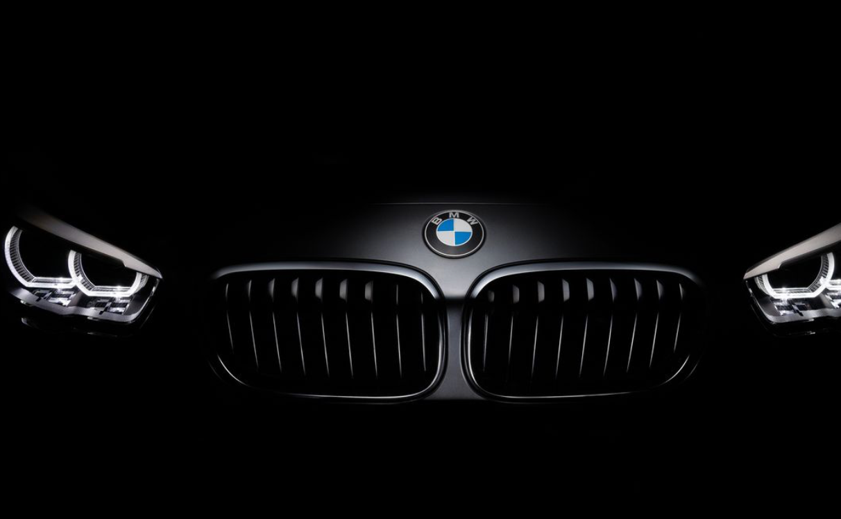 CALANDRES AVANT À SIMPLE LAMELLE POUR BMW SÉRIE 1 PRÉ-LCI (F20/F21) EN NOIR BRILLANT