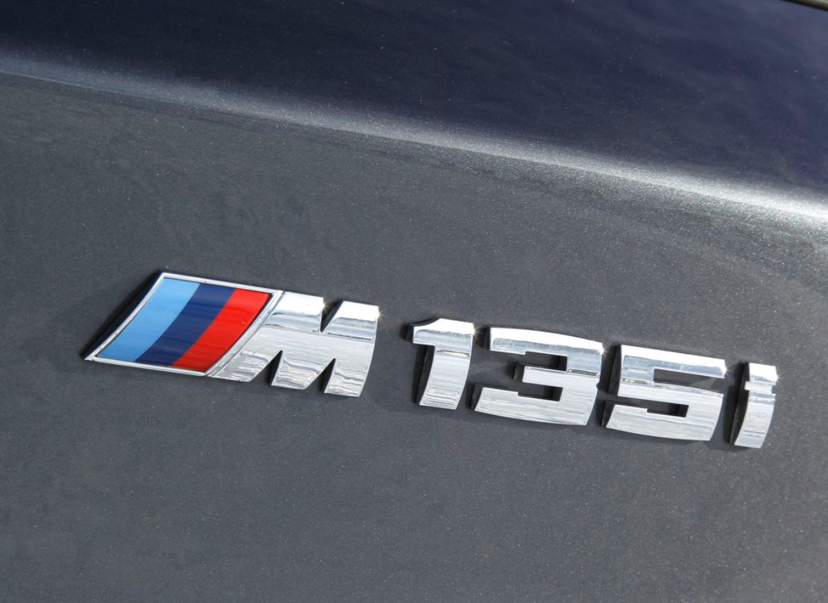 EMBLÈME DE REMPLACEMENT BMW M135i EN ARGENT (F20/F21)