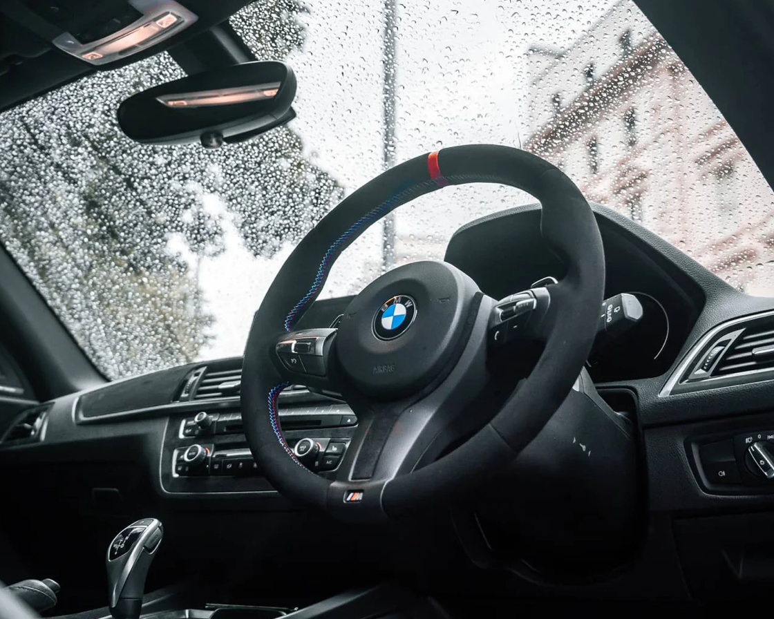 VOLANT ROND BMW SÉRIE F EN ALCANTARA AVEC BANDE ROUGE