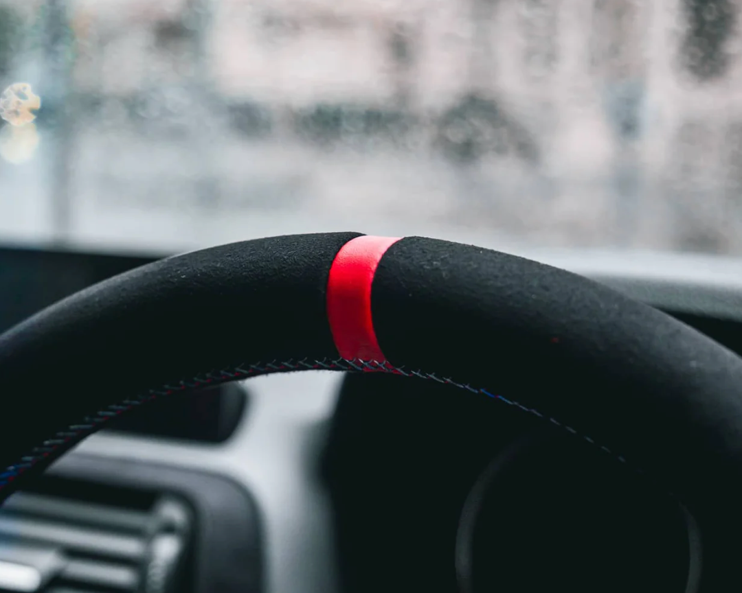 VOLANT ROND BMW SÉRIE F EN ALCANTARA AVEC BANDE ROUGE