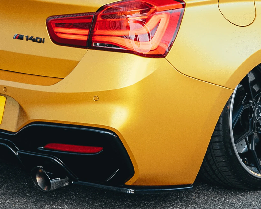 DIVISEURS LATÉRAUX ARRIÈRE BMW M135I/M140I LCI EVO-1 EN NOIR BRILLANT (F20/F21)
