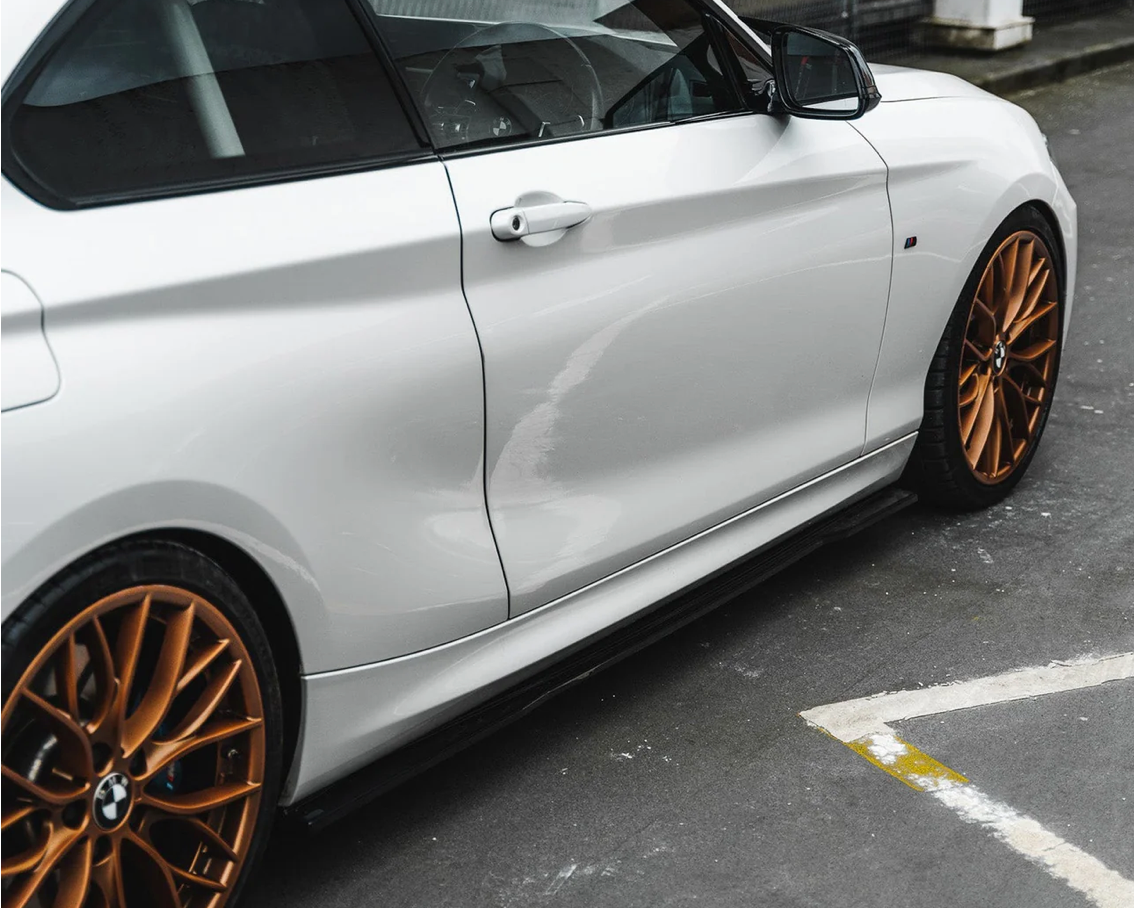 BAS DE CAISSE BMW SÉRIE 1 / SÉRIE 2 EVO-1 EN NOIR BRILLANT (F20/F21/F22/F23)