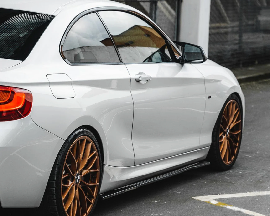 BAS DE CAISSE BMW SÉRIE 1 / SÉRIE 2 EVO-1 EN NOIR BRILLANT (F20/F21/F22/F23)