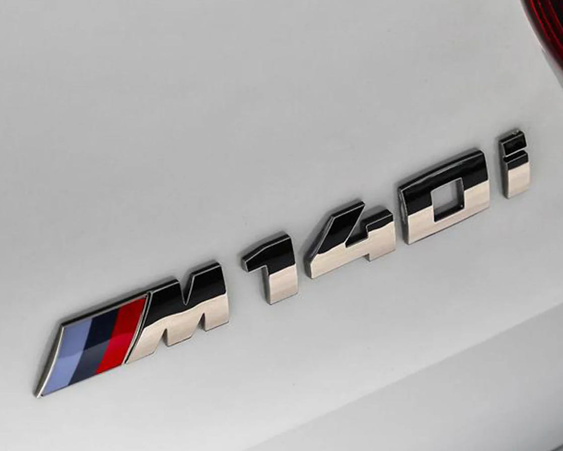 BADGE DE REMPLACEMENT BMW M140I EN ARGENT