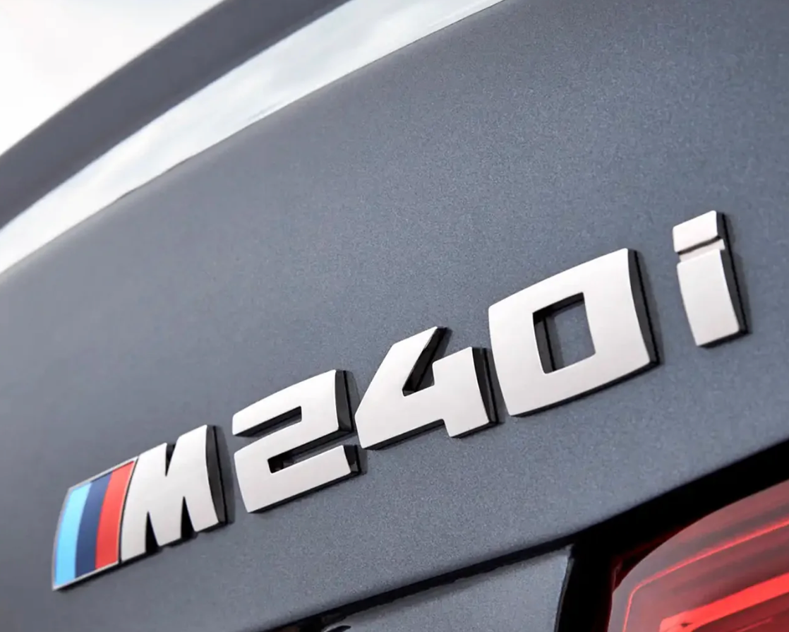 PLAQUE DE REMPLACEMENT BMW M240I EN ARGENT (F22/F23)
