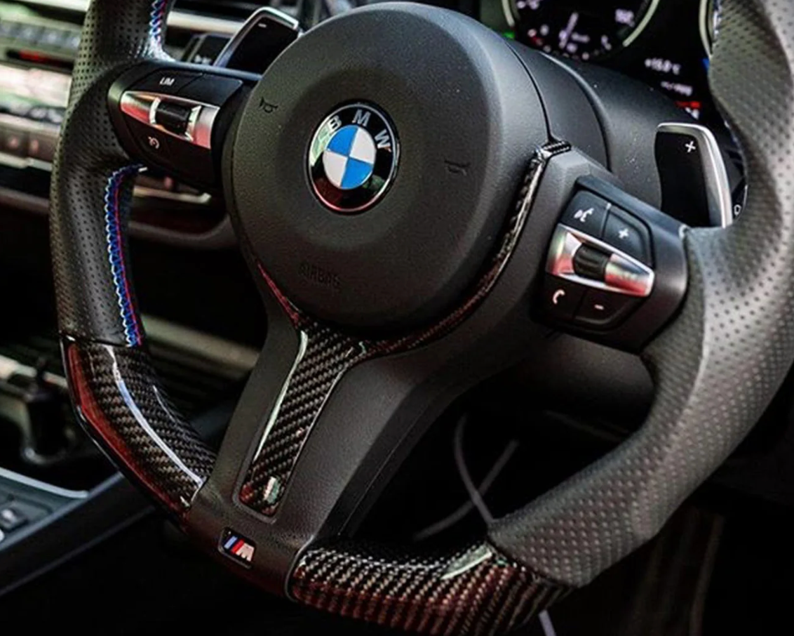 INSERT DE VOLANT BMW M SPORT EN FIBRE DE CARBONE BRILLANTE