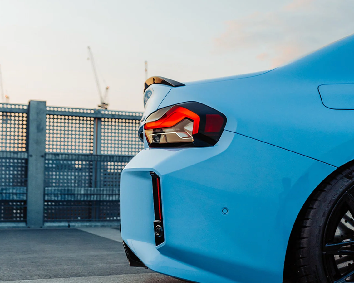 BECQUET ARRIÈRE V STYLE EN FIBRE DE CARBONE PRÉ-IMPRÉGNÉE POUR BMW M2/M240I (G87/G42)