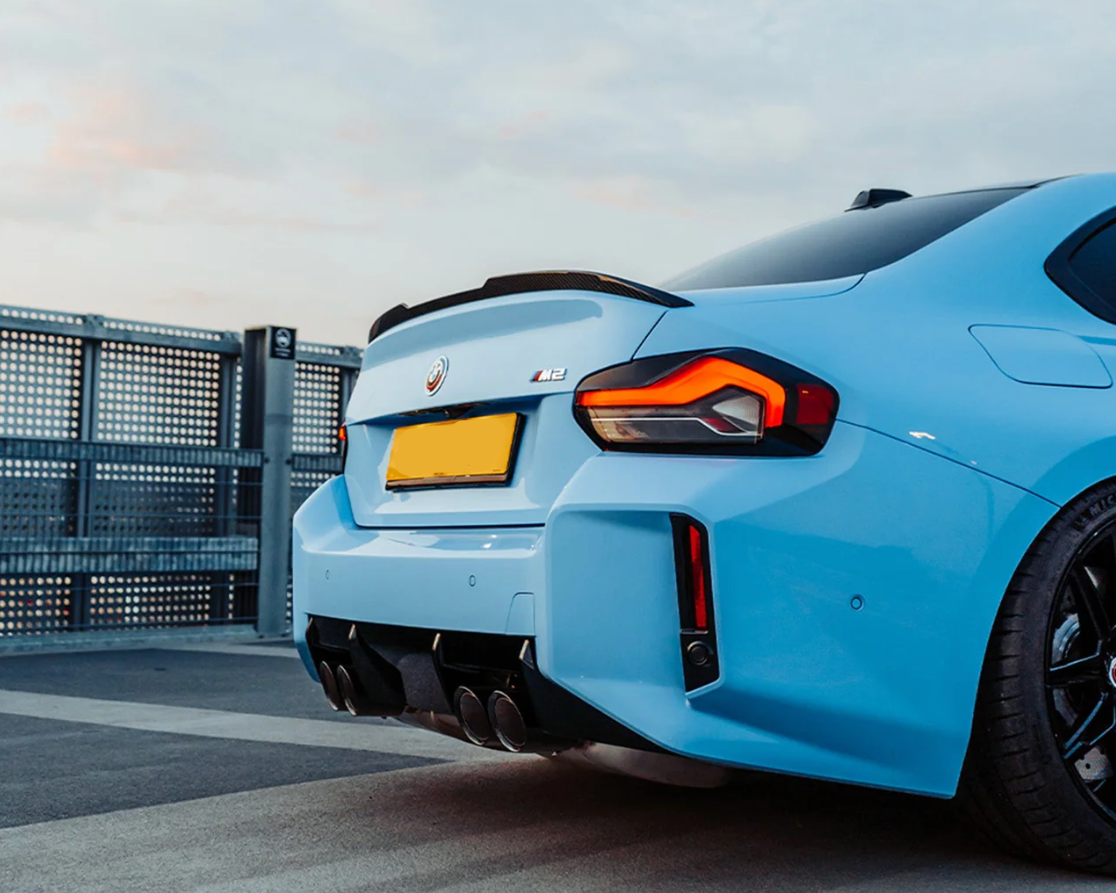 BECQUET ARRIÈRE V STYLE EN FIBRE DE CARBONE PRÉ-IMPRÉGNÉE POUR BMW M2/M240I (G87/G42)