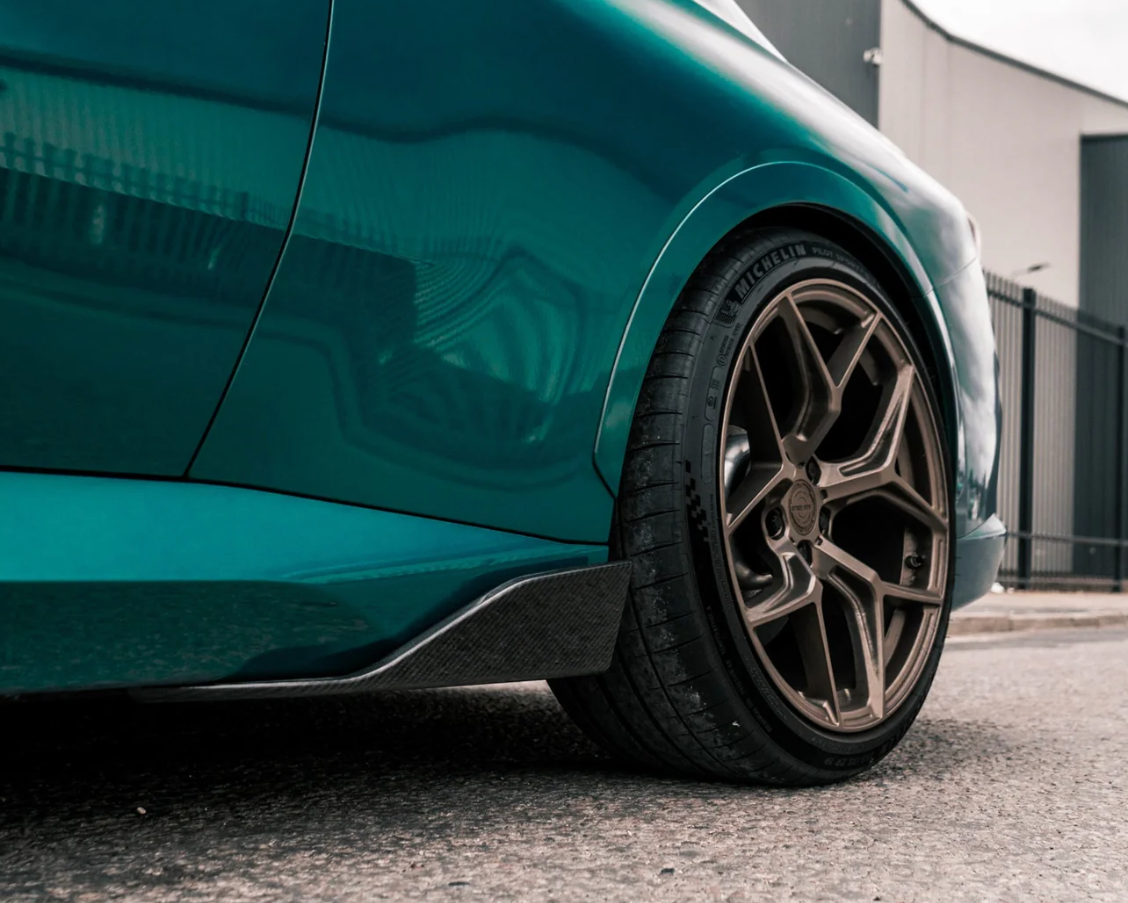 AILETTES DE BAS DE CAISSE PERFORMANCE STYLE EN FIBRE DE CARBONE PRÉ-IMPRÉGNÉE POUR BMW M240I (G42)