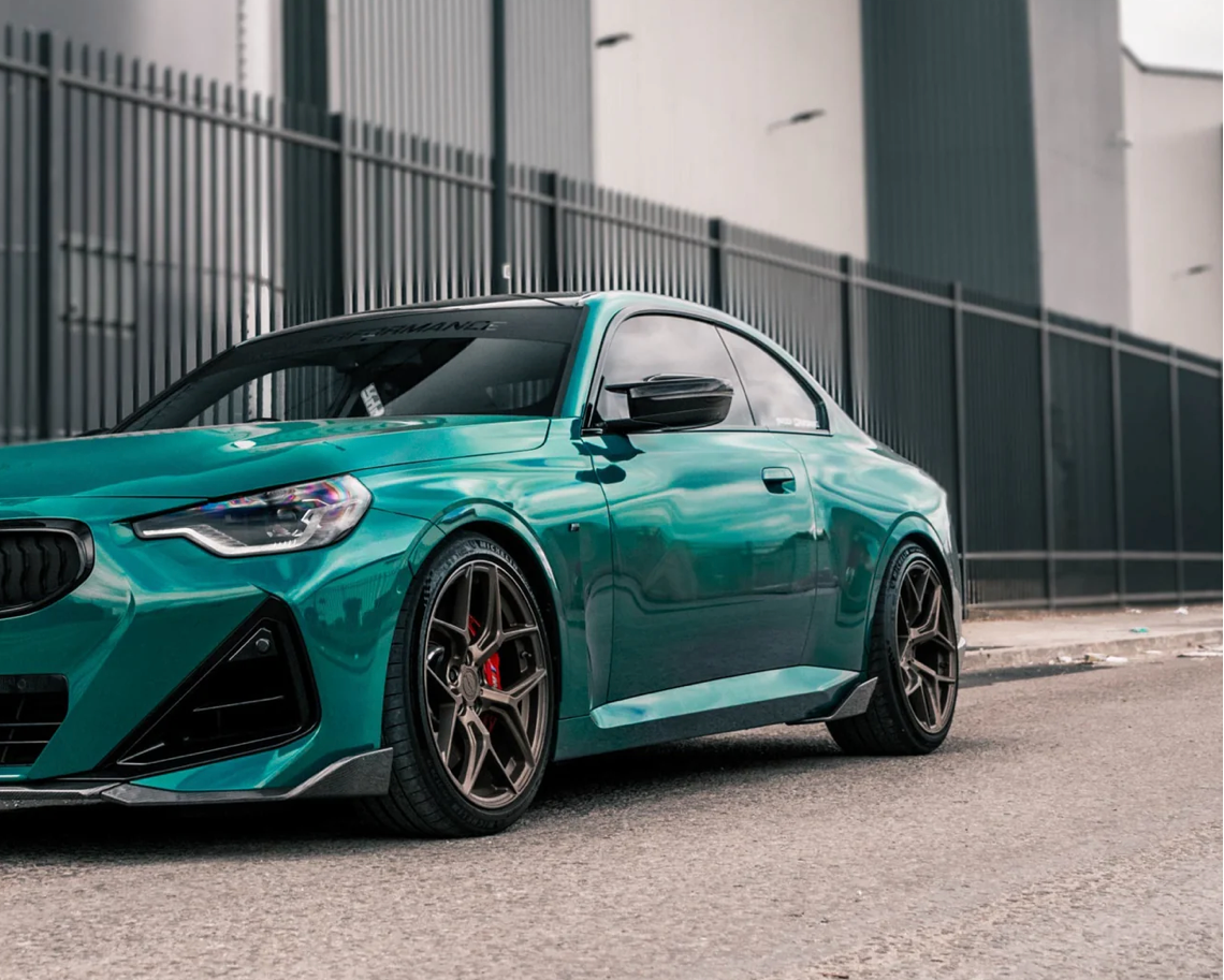 AILETTES DE BAS DE CAISSE PERFORMANCE STYLE EN FIBRE DE CARBONE PRÉ-IMPRÉGNÉE POUR BMW M240I (G42)