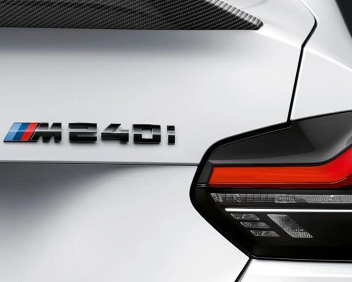 BADGE DE MODÈLE ARRIÈRE BMW M PERFORMANCE EN NOIR BRILLANT POUR BMW G42 M240I