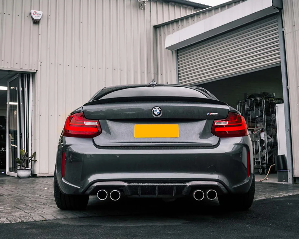 DIFFUSEUR ARRIÈRE PERFORMANCE STYLE EN FIBRE DE CARBONE PRÉ-IMPRÉGNÉE BRILLANTE POUR BMW M2 / M2 COMPETITION (F87)