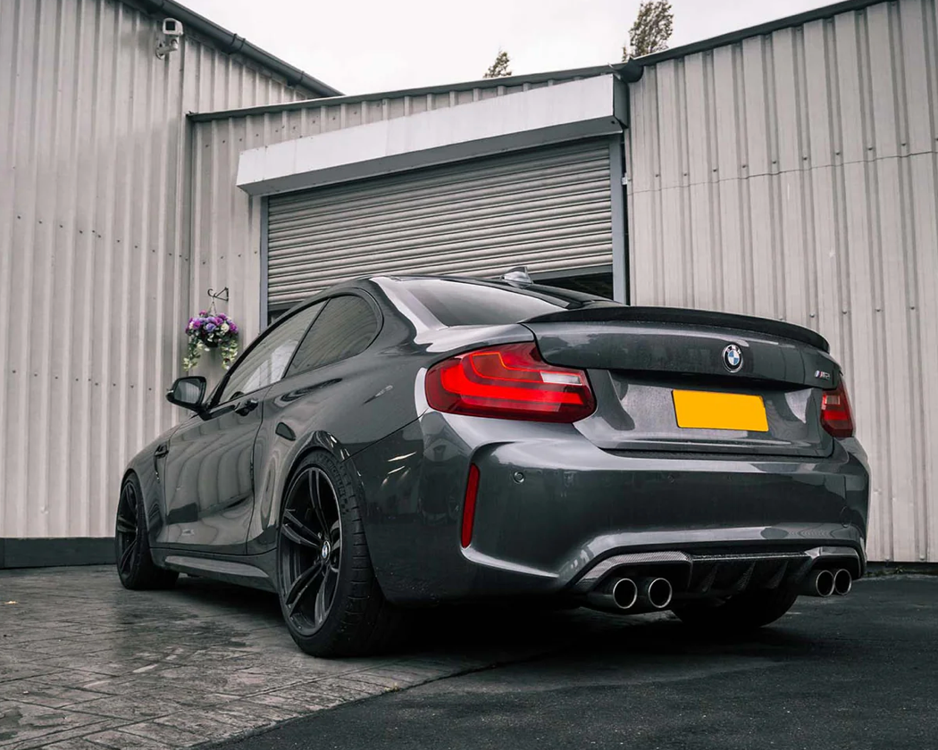 DIFFUSEUR ARRIÈRE PERFORMANCE STYLE EN FIBRE DE CARBONE PRÉ-IMPRÉGNÉE BRILLANTE POUR BMW M2 / M2 COMPETITION (F87)
