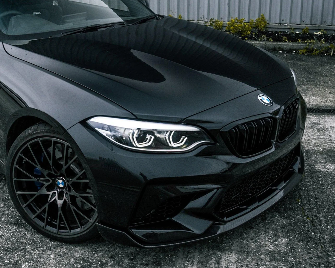 LAME AVANT (SPLITTER) PERFORMANCE STYLE EN FIBRE DE CARBONE PRÉ-IMPRÉGNÉE BRILLANTE POUR BMW M2 COMPETITION (F87C)