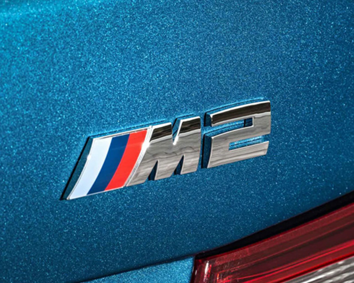 BADGE DE MODÈLE ARRIÈRE DE REMPLACEMENT ARGENT POUR BMW M2 (F87)