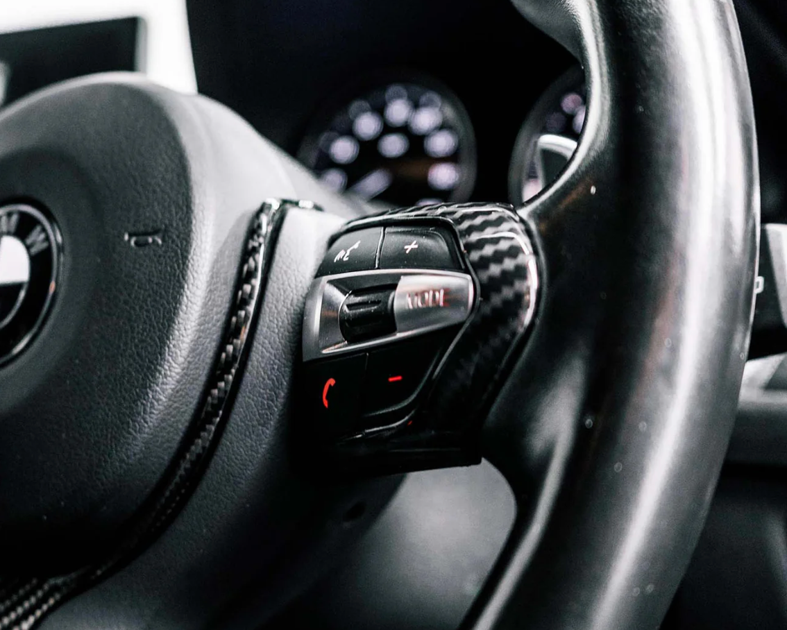 INSERT DE VOLANT EN FINITION CARBONE BRILLANT POUR BMW SÉRIE F