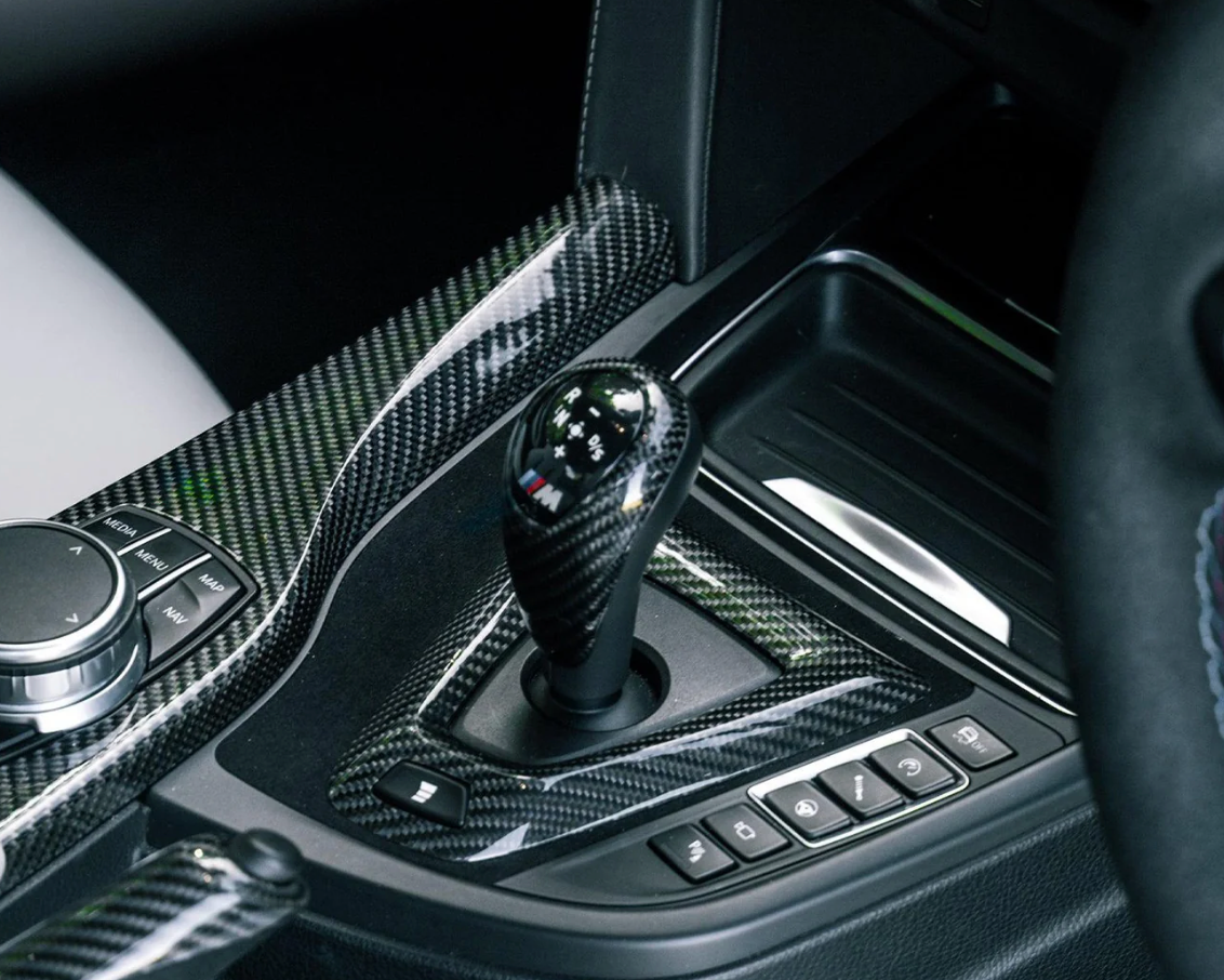 CACHE SÉLECTEUR DE VITESSE BMW M DCT EN FIBRE DE CARBONE BRILLANTE
