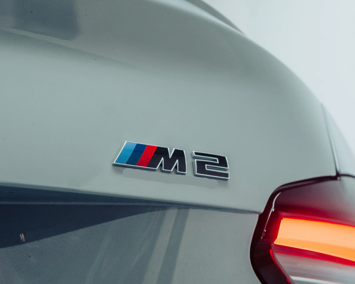 BADGE ARRIÈRE LCI NOIR BRILLANT POUR BMW G87 M2