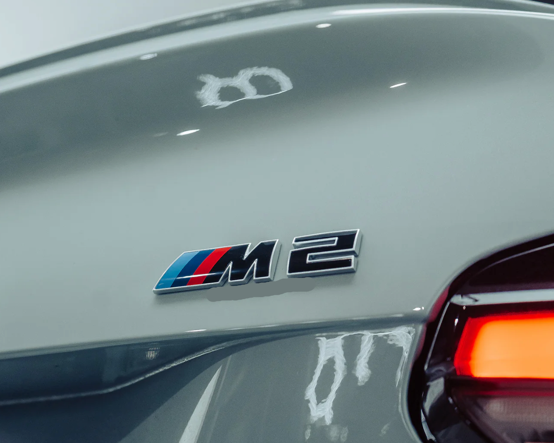 BADGE ARRIÈRE LCI NOIR BRILLANT POUR BMW G87 M2