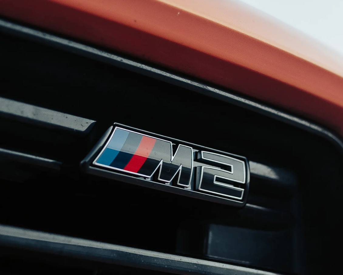 BADGE DE CALANDRE AVANT LCI NOIR BRILLANT POUR BMW G87 M2