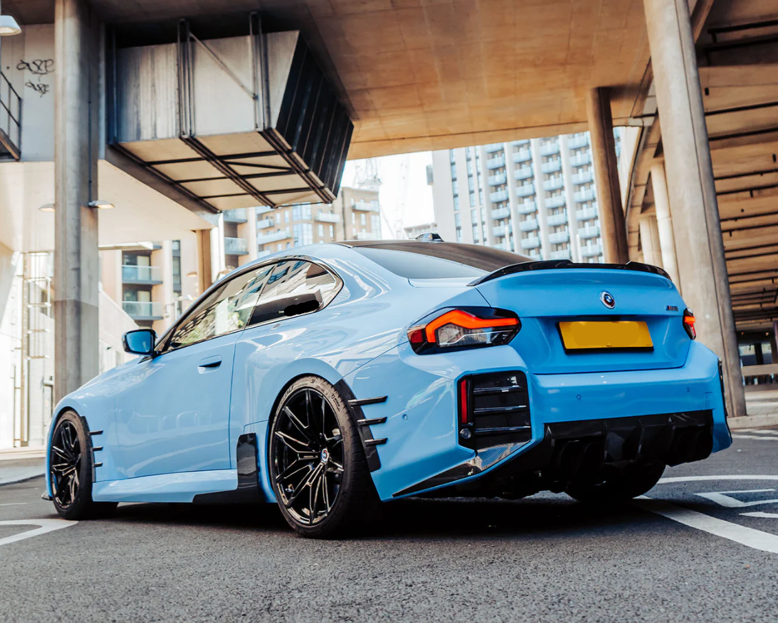 BAS DE CAISSE STYLE PERFORMANCE POUR BMW M2 G87 EN FIBRE DE CARBONE BRILLANT PRE-PREG (G87)