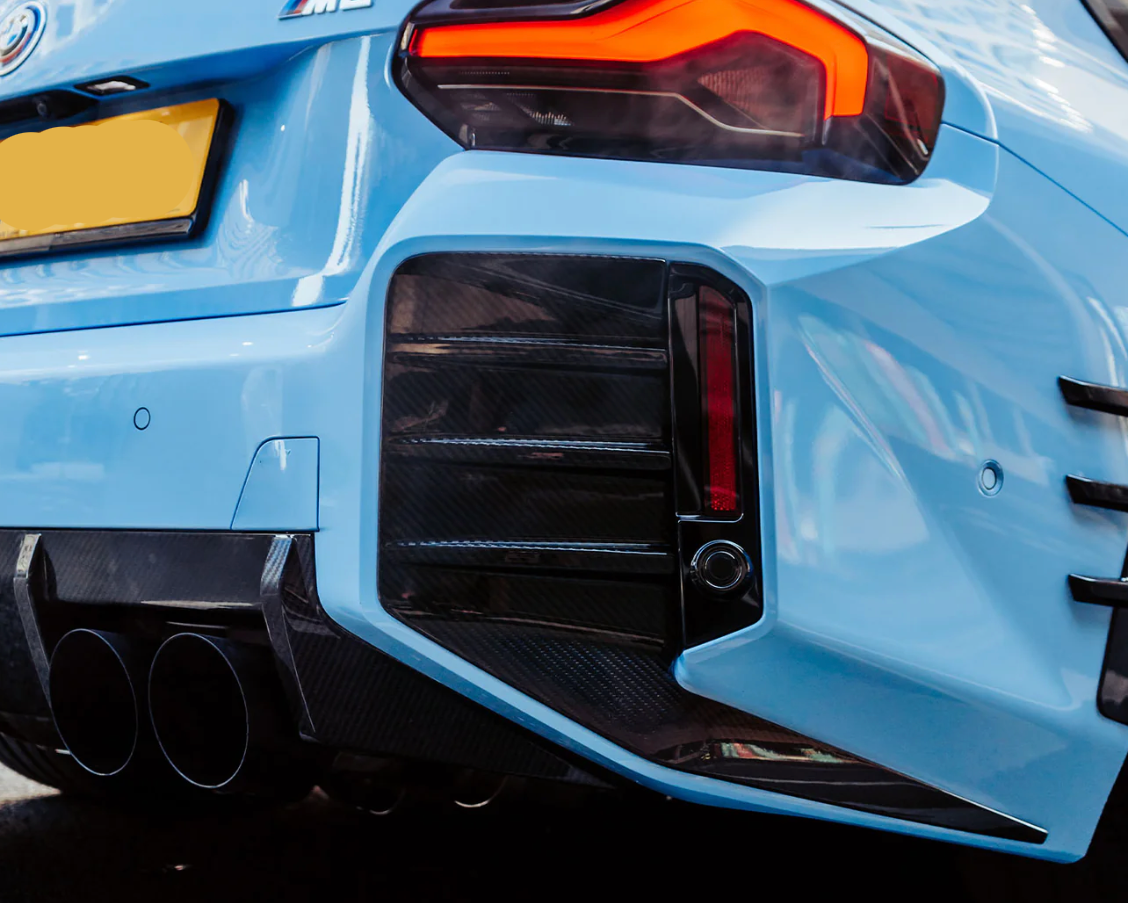 INSERTS DE PARE-CHOCS ARRIÈRE STYLE PERFORMANCE POUR BMW M2 G87 EN FIBRE DE CARBONE BRILLANT PRE-PREG (G87)