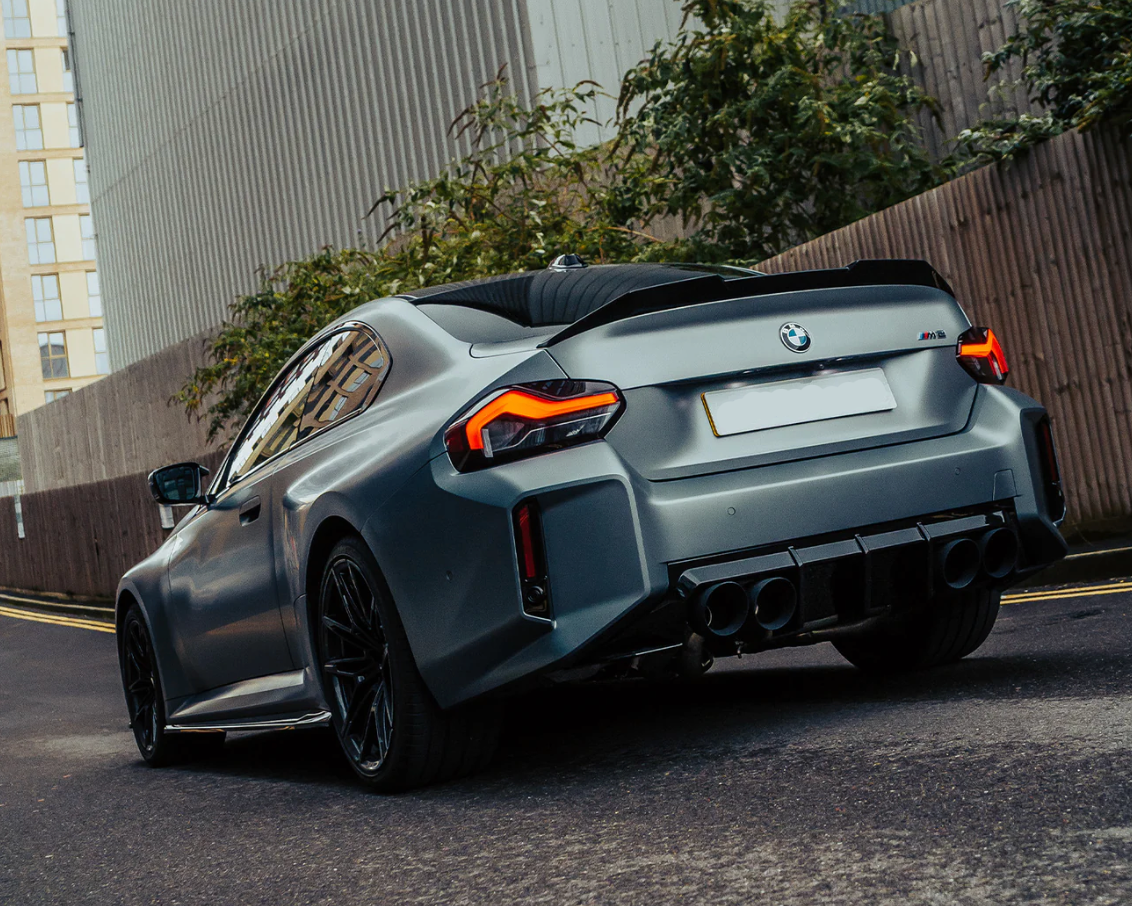 BECQUET DE COFFRE EVO-S POUR BMW G87 M2 EN NOIR BRILLANT
