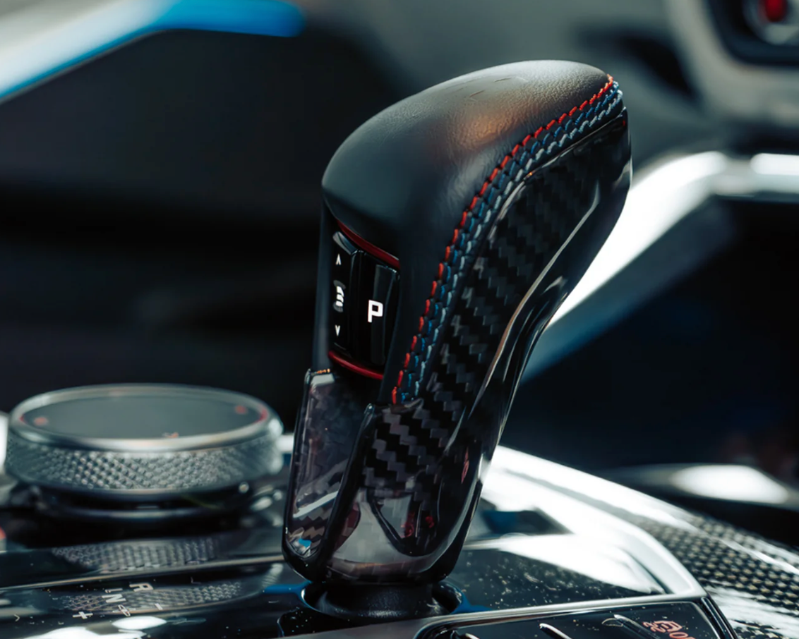 CACHE DE SÉLECTEUR DE VITESSE ZF 8 POUR BMW G80 M3, G82 M4 & G87 M2 EN FIBRE DE CARBONE BRILLANT