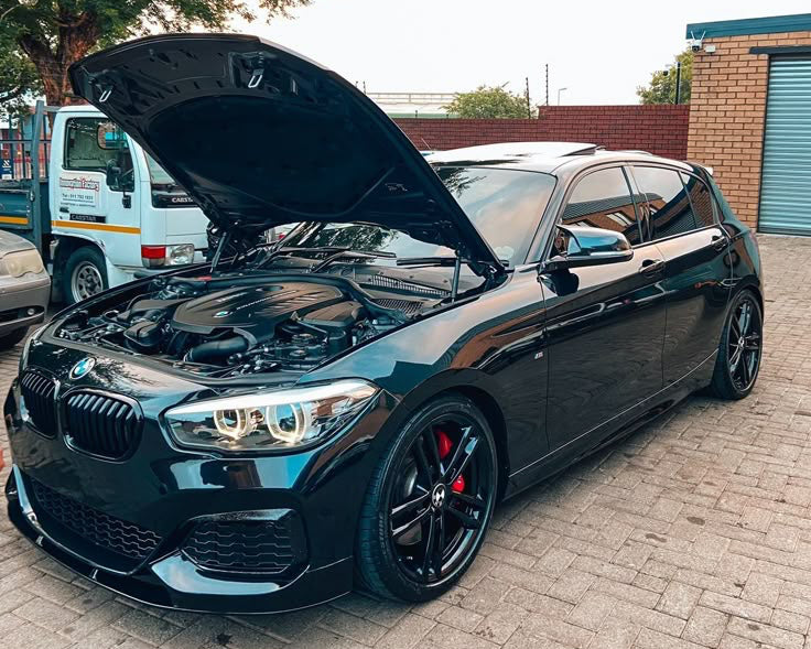 LAME AVANT BMW SÉRIE 1 F20 & F21 M SPORT LCI STYLE PERFORMANCE EN NOIR BRILLANT (INCL. M140i & M135i)